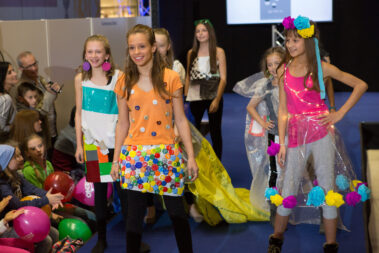 Schüler:innen bei der Modeschau im west 2015