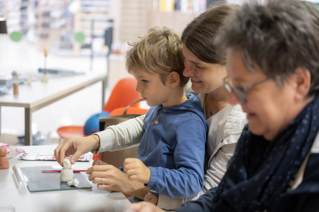 Beim STAEDTLER-Workshop powered by boesner am 22. und 23. September konnten im EKZ west verschiedene Materialien ausprobiert und der Kreativität freien Lauf gelassen werden.